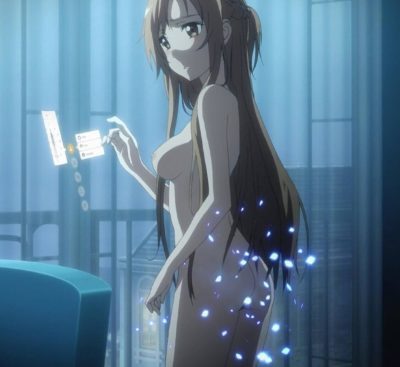 Asuna Yuuki nue déambule topless avec la croupe à l’air