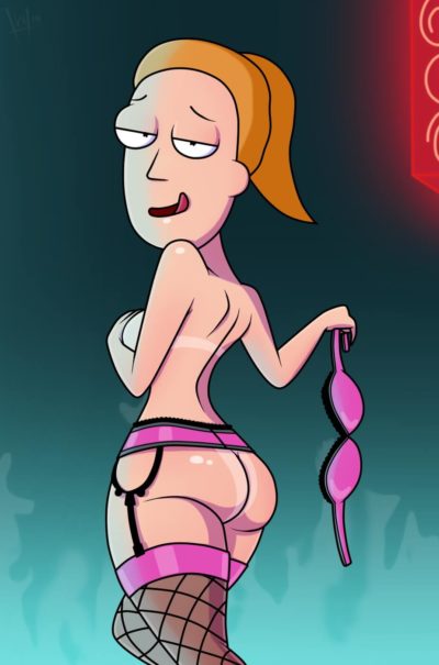 La jeune Summer fait un striptease en lingerie et expose sa croupe galbée