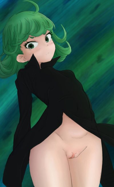 La pute Tatsumaki ouvre sa robe sur son sexe rasé et lisse