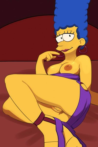Marge Simpson dévergondée dévoile ses lourds nichons et sa fente rasée