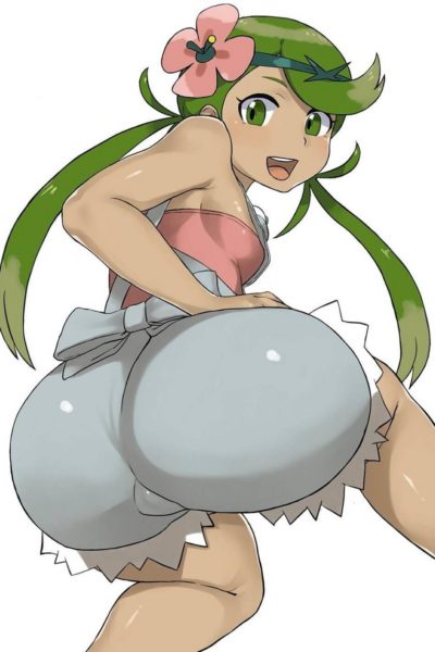 Mallow sexy tend ses fesses bombées et sa vulve moulée sous son short