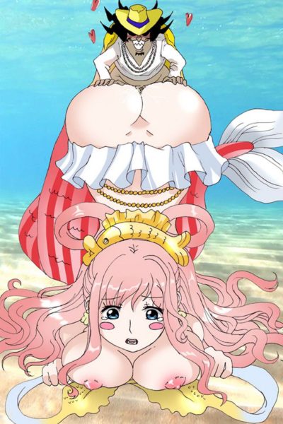 Shirahoshi baisée en levrette a son gros cul martelé sur la plage