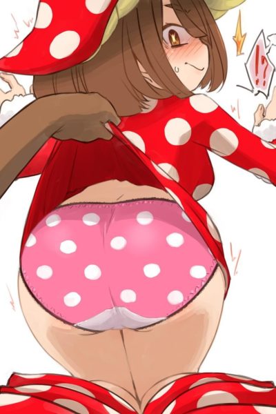 Kinoko Komori exhibe sa culotte coquine et son petit cul moulé