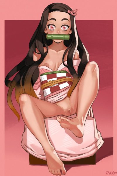 Nezuko Kamado offre sa vulve lisse et ses pieds exquis