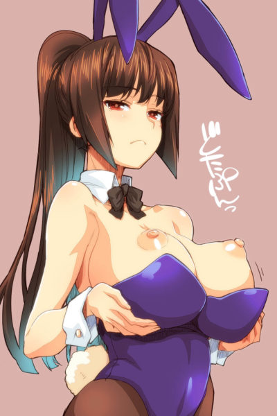 Sana Sunomiya en bunny girl déballe ses énormes seins oppai