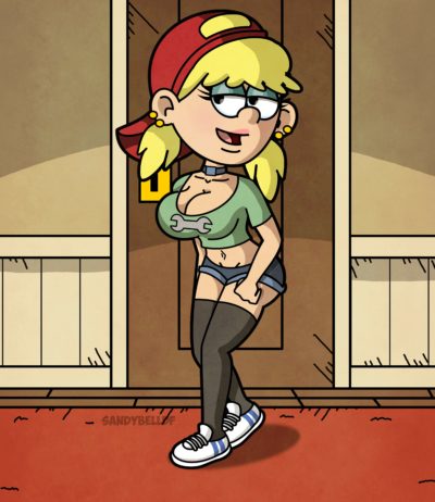 Lana Loud sexy a sa poitrine moulée en décolleté bandant